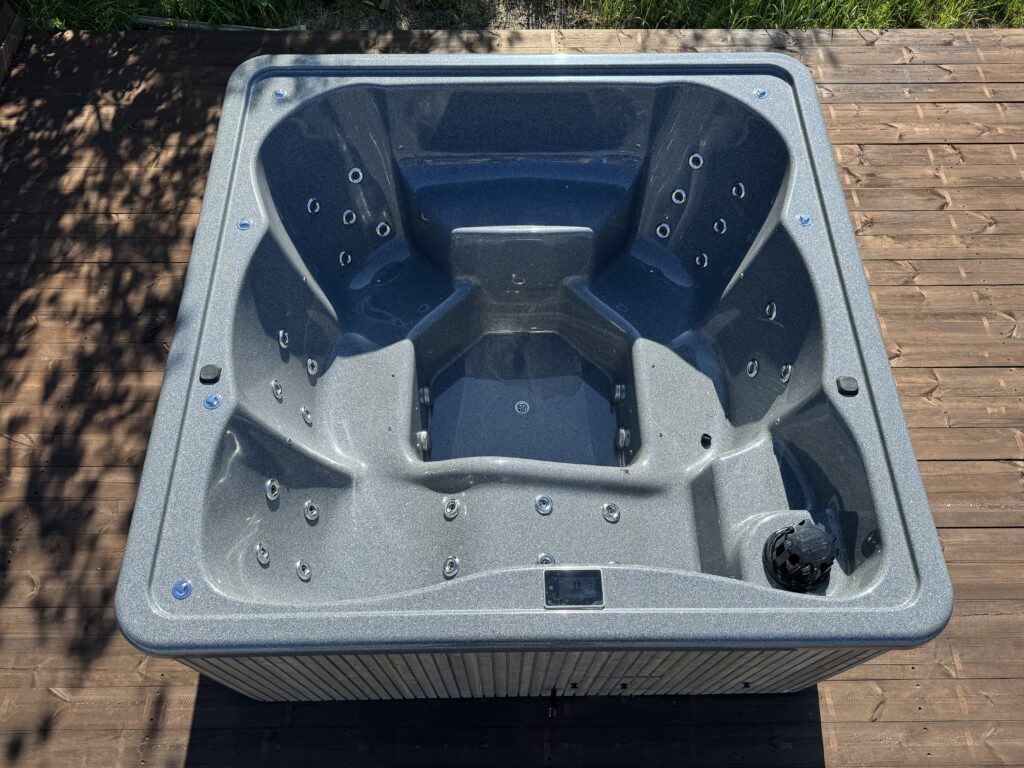 Quadro SPA lounge Hot Tub from Maudis