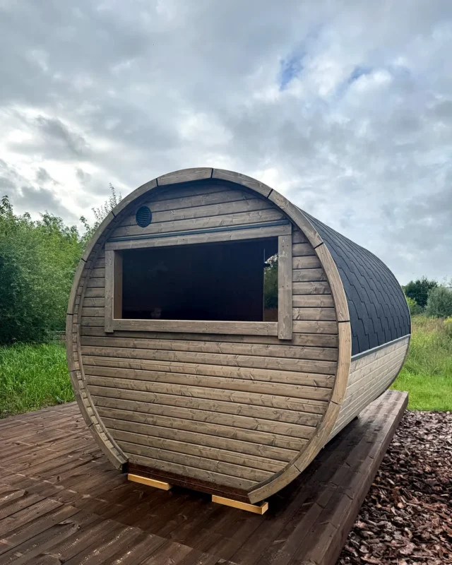Outdoor barrel sauna with window in the back wall
