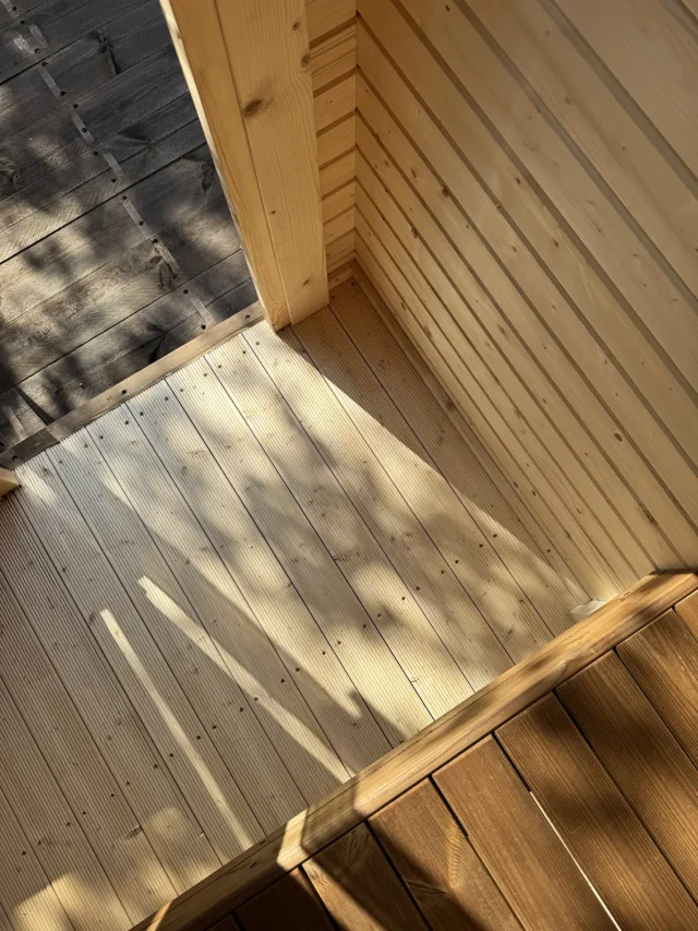 Brown-painted L Box sauna with window in front wall - Image 8
