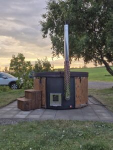 Outdoor Hot tub with integrated heater 